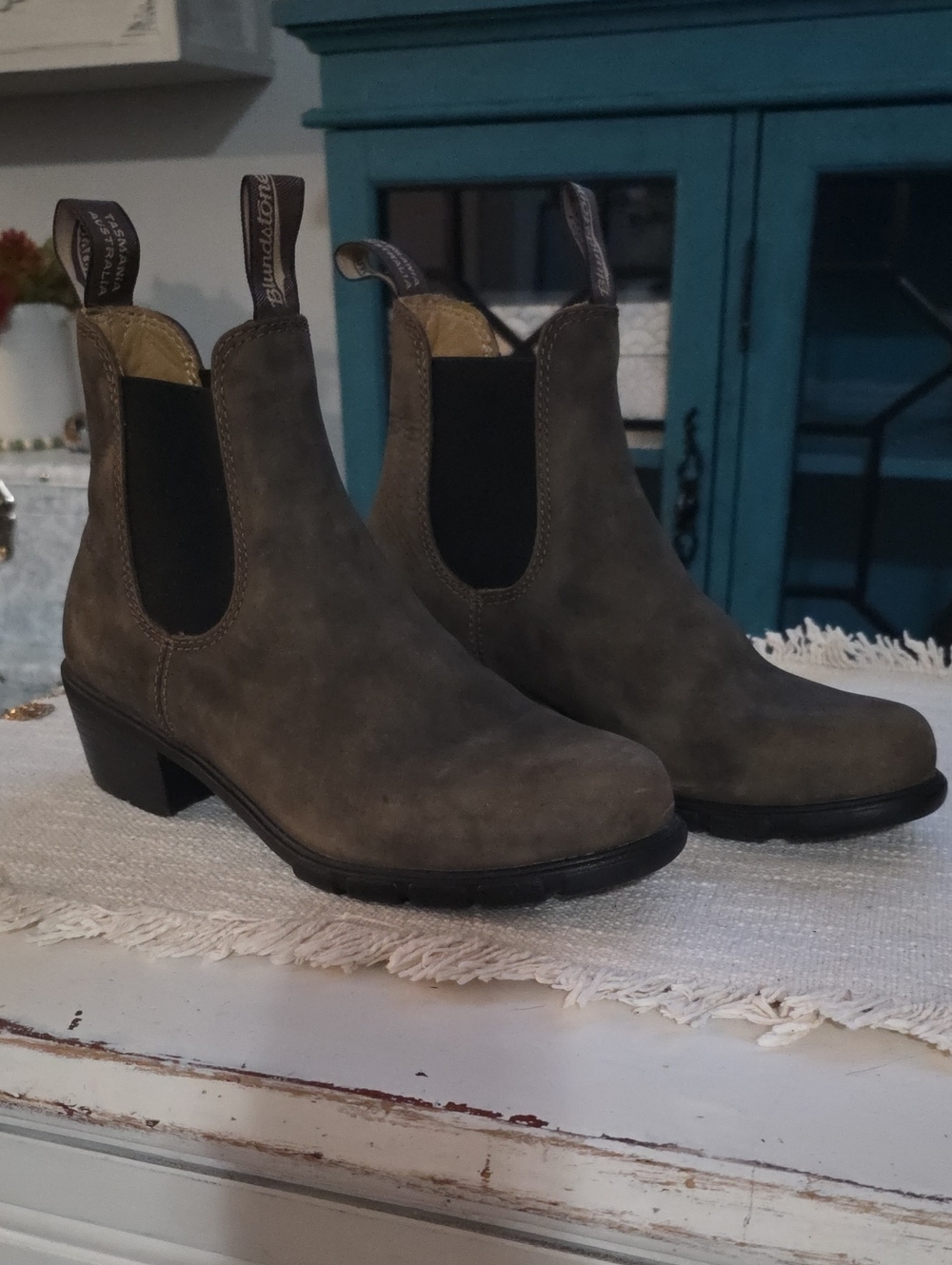Discontinued Blundstone 1677 Heeled Chelsea Boots - Rustic Brown